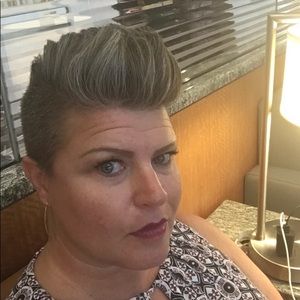 Meet your Posher, Adrienne